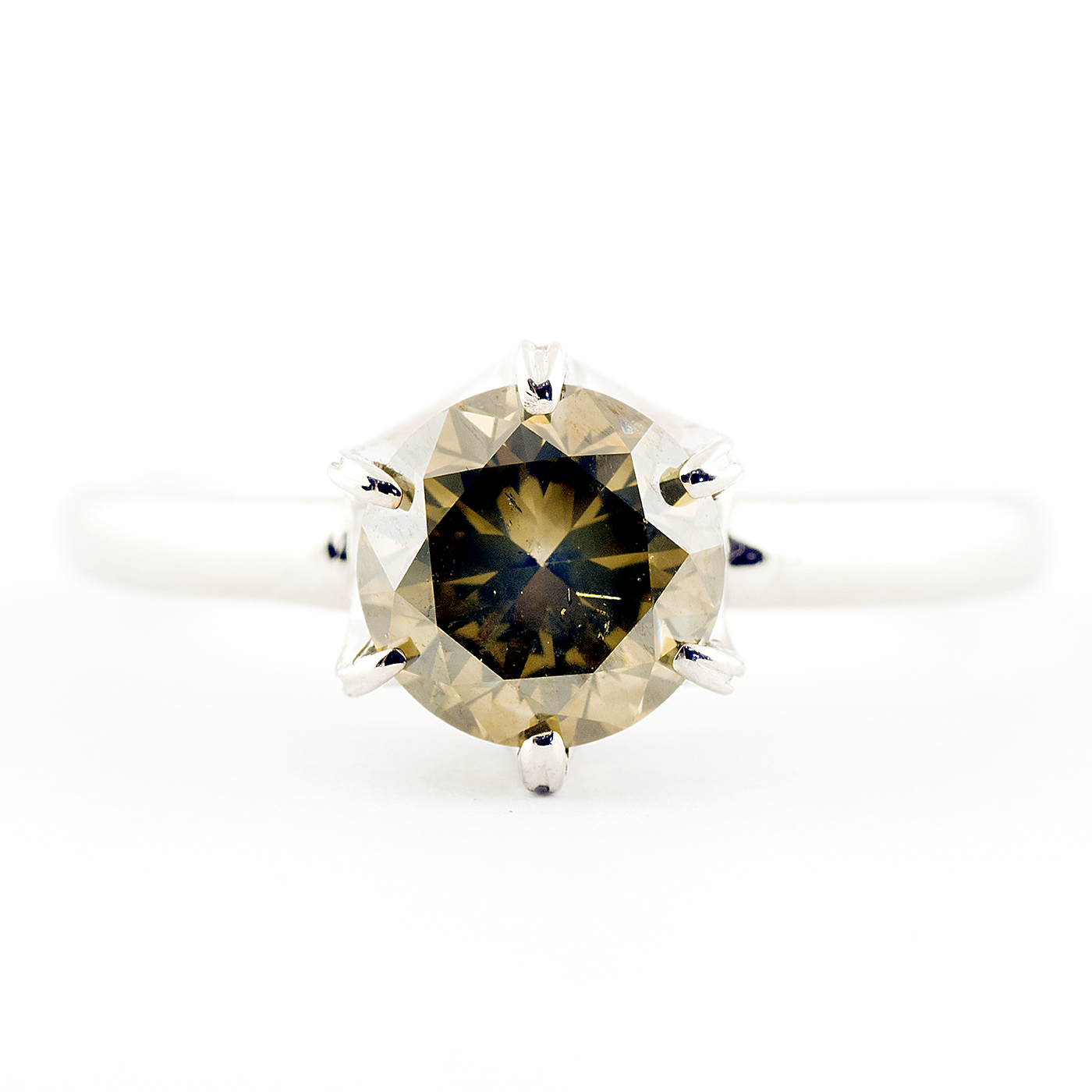 Sortija en Oro de 18k. con Diamante Natural, talla Brillante de 1,38 ct. (Amarillo-Gris/P1) Natural. Certificado IGE. Sortija en Oro de 18k. con Diamante Natural, talla Brillante de 1,38 ct. (Amarillo-Gris/P1) Natural. Certificado IGE.