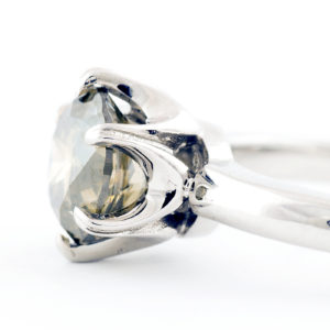 Sortija en Oro de 18k. con Diamante Natural, talla Brillante de 1,38 ct. (Amarillo-Gris/P1) Natural. Certificado IGE.
