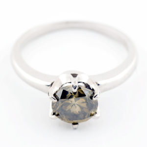Sortija en Oro de 18k. con Diamante Natural, talla Brillante de 1,38 ct. (Amarillo-Gris/P1) Natural. Certificado IGE.