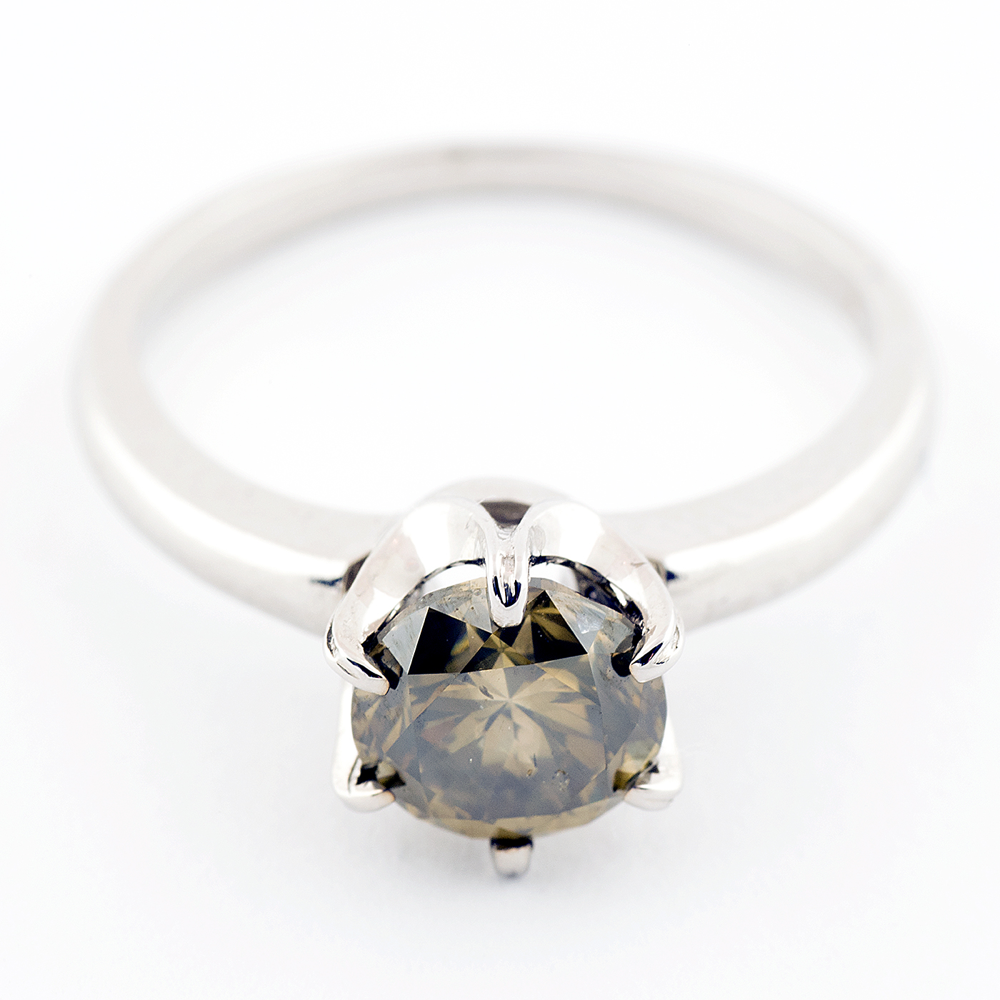 Sortija en Oro de 18k. con Diamante Natural, talla Brillante de 1,38 ct. (Amarillo-Gris/P1) Natural. Certificado IGE. Sortija en Oro de 18k. con Diamante Natural, talla Brillante de 1,38 ct. (Amarillo-Gris/P1) Natural. Certificado IGE.