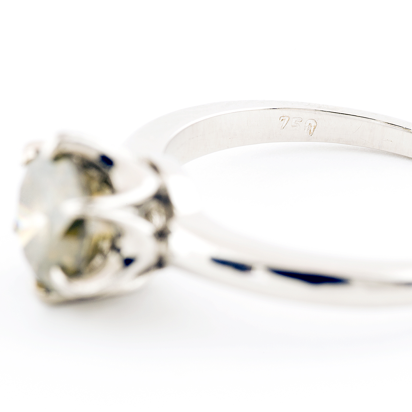 Sortija en Oro de 18k. con Diamante Natural, talla Brillante de 1,38 ct. (Amarillo-Gris/P1) Natural. Certificado IGE. Sortija en Oro de 18k. con Diamante Natural, talla Brillante de 1,38 ct. (Amarillo-Gris/P1) Natural. Certificado IGE.