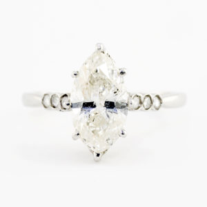 Sortija en Oro de 18k, con Diamante Natural, talla Marquise, de 1,52 ct. L/P2 (Certificado IGE) y 22 diamantes pequeños.