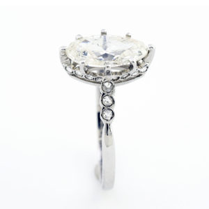 Sortija en Oro de 18k, con Diamante Natural, talla Marquise, de 1,52 ct. L/P2 (Certificado IGE) y 22 diamantes pequeños.