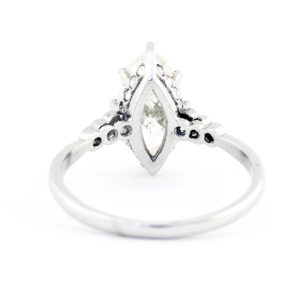 Sortija en Oro de 18k, con Diamante Natural, talla Marquise, de 1,52 ct. L/P2 (Certificado IGE) y 22 diamantes pequeños.