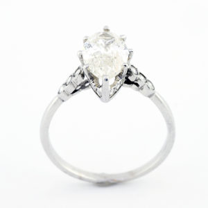 Sortija en Oro de 18k, con Diamante Natural, talla Marquise, de 1,52 ct. L/P2 (Certificado IGE) y 22 diamantes pequeños.