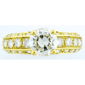 Sortija en Oro de 18k. con Diamante Talla Brillante de 1.26 ct. L-P1 (Certificado IGE) y 26 Brillantes de 0,9 ct. aprox.