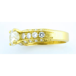 Sortija en Oro de 18k. con Diamante Talla Brillante de 1.26 ct. L-P1 (Certificado IGE) y 26 Brillantes de 0,9 ct. aprox.