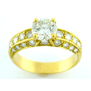 Sortija en Oro de 18k. con Diamante Talla Brillante de 1.26 ct. L-P1 (Certificado IGE) y 26 Brillantes de 0,9 ct. aprox.