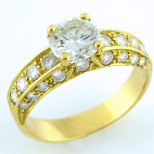 Sortija en Oro de 18k. con Diamante Talla Brillante de 1.26 ct. L-P1 (Certificado IGE) y 26 Brillantes de 0,9 ct. aprox.