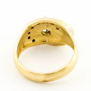 Sortija en Oro de 18k, con Diamante Talla Brillante L/VS2 de 0,56 ct. y Orla de 9 Brillantes L/VS2. (Certificado IGE), 17,5 mm