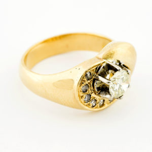 Sortija en Oro de 18k, con Diamante Talla Brillante L/VS2 de 0,56 ct. y Orla de 9 Brillantes L/VS2. (Certificado IGE), 17,5 mm
