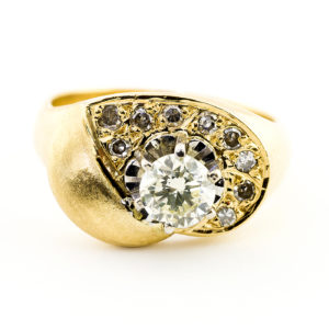 Sortija en Oro de 18k, con Diamante Talla Brillante L/VS2 de 0,56 ct. y Orla de 9 Brillantes L/VS2. (Certificado IGE), 17,5 mm