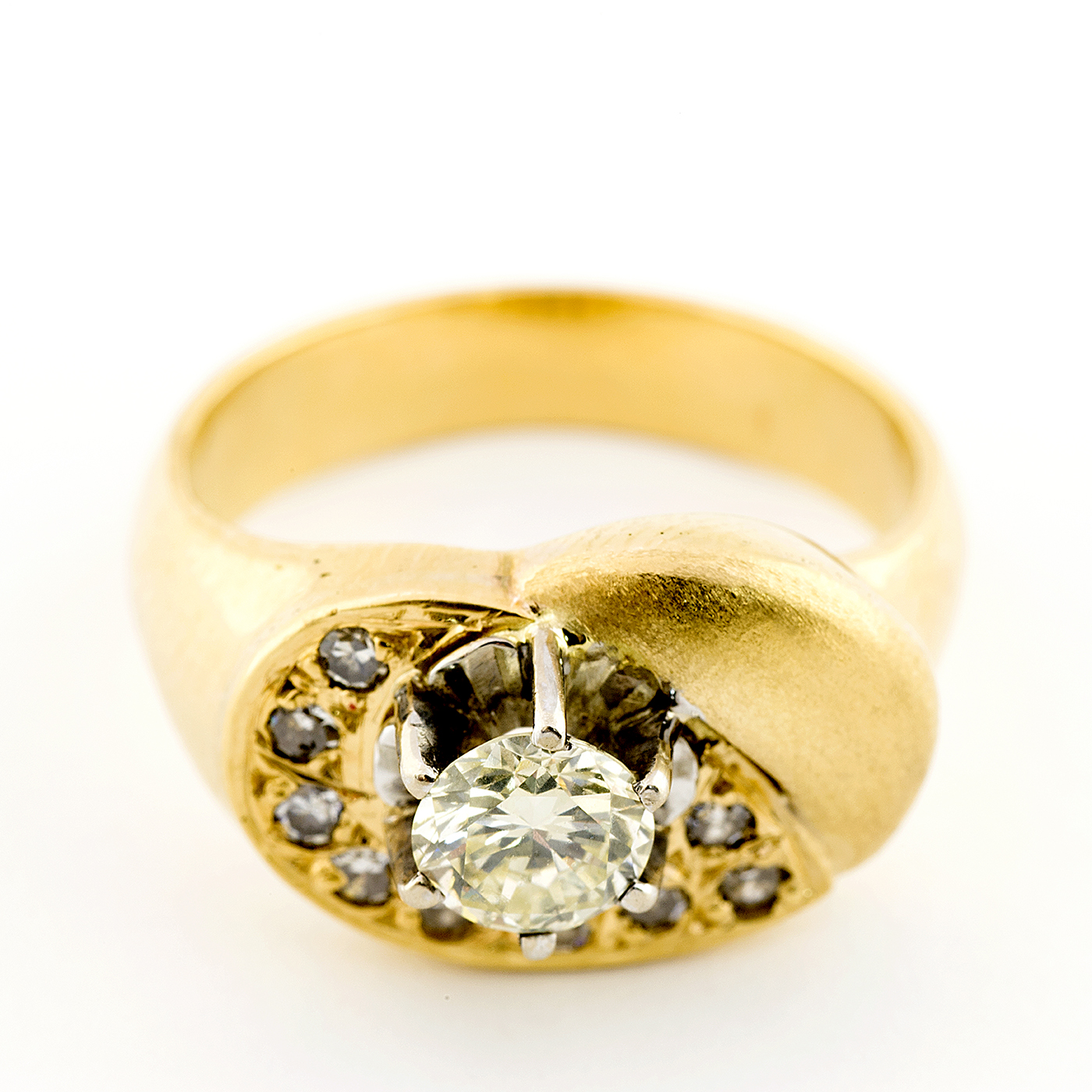 Sortija en Oro de 18k, con Diamante Talla Brillante L/VS2 de 0,56 ct. y Orla de 9 Brillantes L/VS2. (Certificado IGE), 17,5 mm