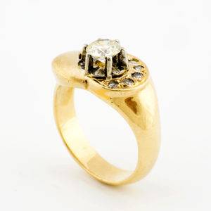 Sortija en Oro de 18k, con Diamante Talla Brillante L/VS2 de 0,56 ct. y Orla de 9 Brillantes L/VS2. (Certificado IGE), 17,5 mm