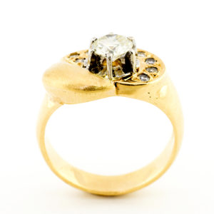Sortija en Oro de 18k, con Diamante Talla Brillante L/VS2 de 0,56 ct. y Orla de 9 Brillantes L/VS2. (Certificado IGE), 17,5 mm