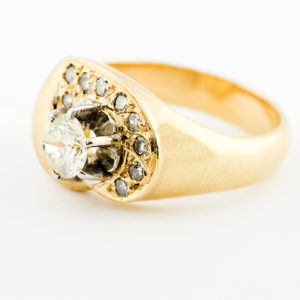 Sortija en Oro de 18k, con Diamante Talla Brillante L/VS2 de 0,56 ct. y Orla de 9 Brillantes L/VS2. (Certificado IGE), 17,5 mm