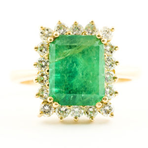 Sortija en Oro de 18k con Esmeralda Colombiana Central de 3,70 ct. y Orla de 18 Diamantes talla Brillante de 0,56 ct. (K-L/SI). Certificado IGE