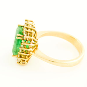 Sortija en Oro de 18k con Esmeralda Colombiana Central de 3,70 ct. y Orla de 18 Diamantes talla Brillante de 0,56 ct. (K-L/SI). Certificado IGE