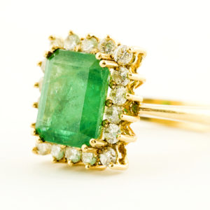 Sortija en Oro de 18k con Esmeralda Colombiana Central de 3,70 ct. y Orla de 18 Diamantes talla Brillante de 0,56 ct. (K-L/SI). Certificado IGE
