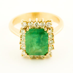 Sortija en Oro de 18k con Esmeralda Colombiana Central de 3,70 ct. y Orla de 18 Diamantes talla Brillante de 0,56 ct. (K-L/SI). Certificado IGE