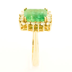 Sortija en Oro de 18k con Esmeralda Colombiana Central de 3,70 ct. y Orla de 18 Diamantes talla Brillante de 0,56 ct. (K-L/SI). Certificado IGE