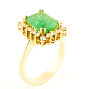 Sortija en Oro de 18k con Esmeralda Colombiana Central de 3,70 ct. y Orla de 18 Diamantes talla Brillante de 0,56 ct. (K-L/SI). Certificado IGE