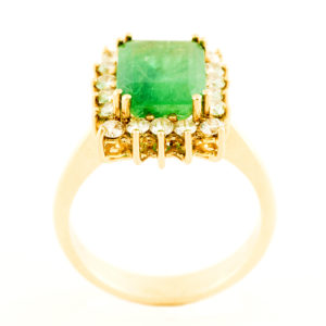 Sortija en Oro de 18k con Esmeralda Colombiana Central de 3,70 ct. y Orla de 18 Diamantes talla Brillante de 0,56 ct. (K-L/SI). Certificado IGE