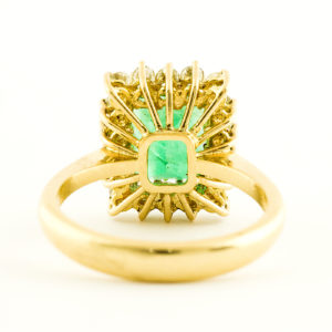 Sortija en Oro de 18k con Esmeralda Colombiana Central de 3,70 ct. y Orla de 18 Diamantes talla Brillante de 0,56 ct. (K-L/SI). Certificado IGE