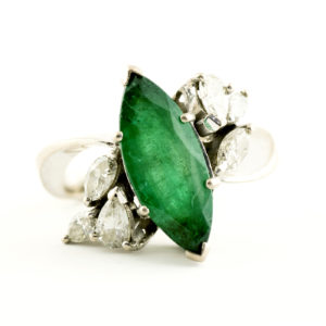 Sortija en Oro de 18k con Esmeralda Natural 1.85 ct. talla Marquesa (bG/AA) y 6 Diamantes de 0,54 ct. total (J-K/VS-SI). Certificado IGE.