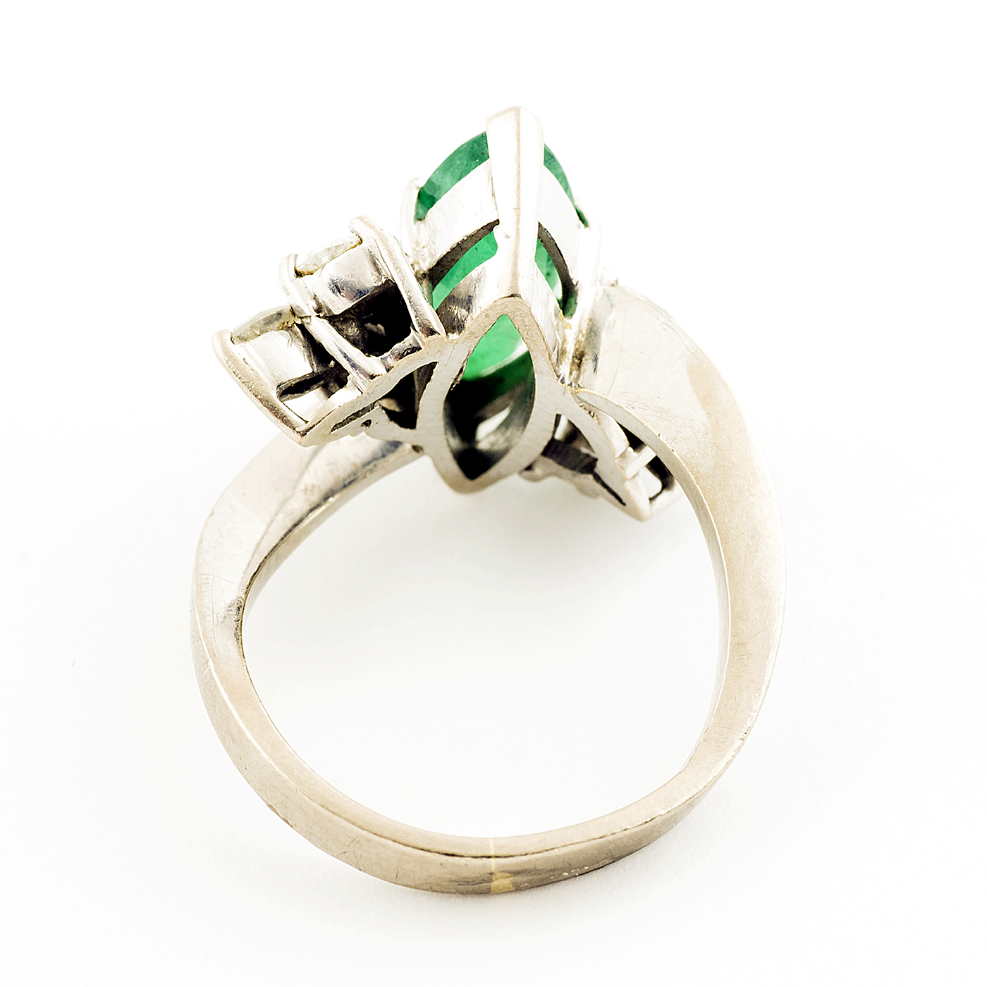 Sortija en Oro de 18k con Esmeralda Natural 1.85 ct. talla Marquesa (bG/AA) y 6 Diamantes de 0,54 ct. total (J-K/VS-SI). Certificado IGE. Sortija en Oro de 18k con Esmeralda Natural 1.85 ct. talla Marquesa (bG/AA) y 6 Diamantes de 0,54 ct. total (J-K/VS-SI). Certificado IGE.