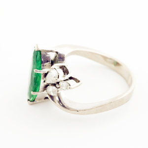 Sortija en Oro de 18k con Esmeralda Natural 1.85 ct. talla Marquesa (bG/AA) y 6 Diamantes de 0,54 ct. total (J-K/VS-SI). Certificado IGE.