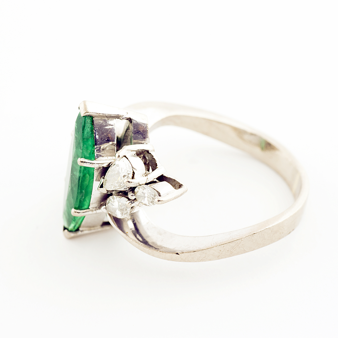 Sortija en Oro de 18k con Esmeralda Natural 1.85 ct. talla Marquesa (bG/AA) y 6 Diamantes de 0,54 ct. total (J-K/VS-SI). Certificado IGE. Sortija en Oro de 18k con Esmeralda Natural 1.85 ct. talla Marquesa (bG/AA) y 6 Diamantes de 0,54 ct. total (J-K/VS-SI). Certificado IGE.