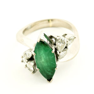 Sortija en Oro de 18k con Esmeralda Natural 1.85 ct. talla Marquesa (bG/AA) y 6 Diamantes de 0,54 ct. total (J-K/VS-SI). Certificado IGE.