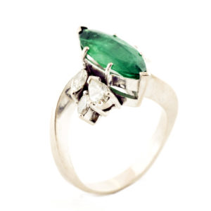 Sortija en Oro de 18k con Esmeralda Natural 1.85 ct. talla Marquesa (bG/AA) y 6 Diamantes de 0,54 ct. total (J-K/VS-SI). Certificado IGE.