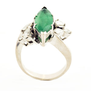 Sortija en Oro de 18k con Esmeralda Natural 1.85 ct. talla Marquesa (bG/AA) y 6 Diamantes de 0,54 ct. total (J-K/VS-SI). Certificado IGE.
