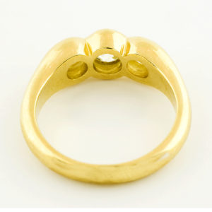 Sortija en Oro de 18k con tres Diamantes Naturales, talla Antigua Europea, de 1,30 ct. total (O-R/VS2-IF-VVS2). Certificado IGE.