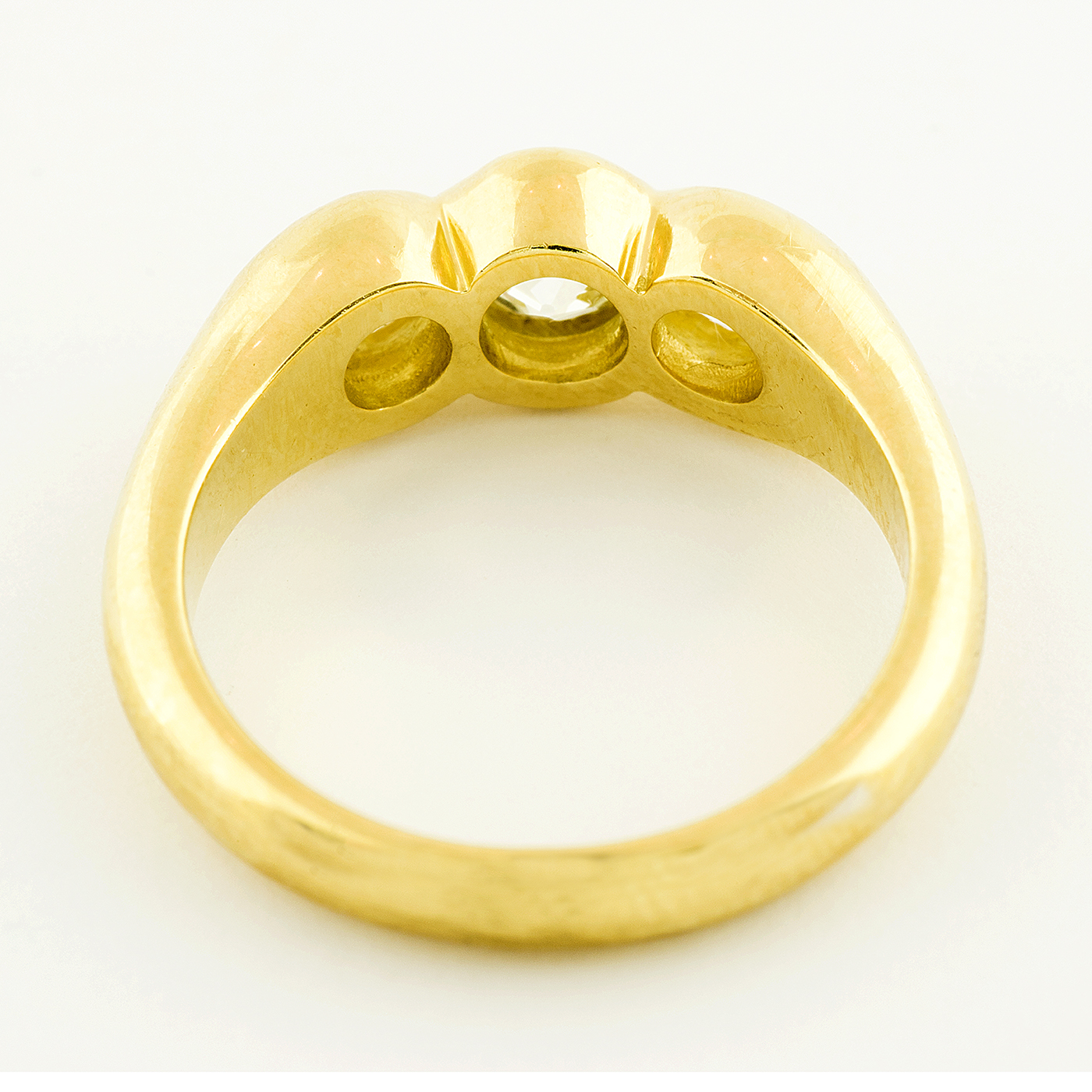 Sortija en Oro de 18k con tres Diamantes Naturales, talla Antigua Europea, de 1,30 ct. total (O-R/VS2-IF-VVS2). Certificado IGE. Sortija en Oro de 18k con tres Diamantes Naturales, talla Antigua Europea, de 1,30 ct. total (O-R/VS2-IF-VVS2). Certificado IGE.