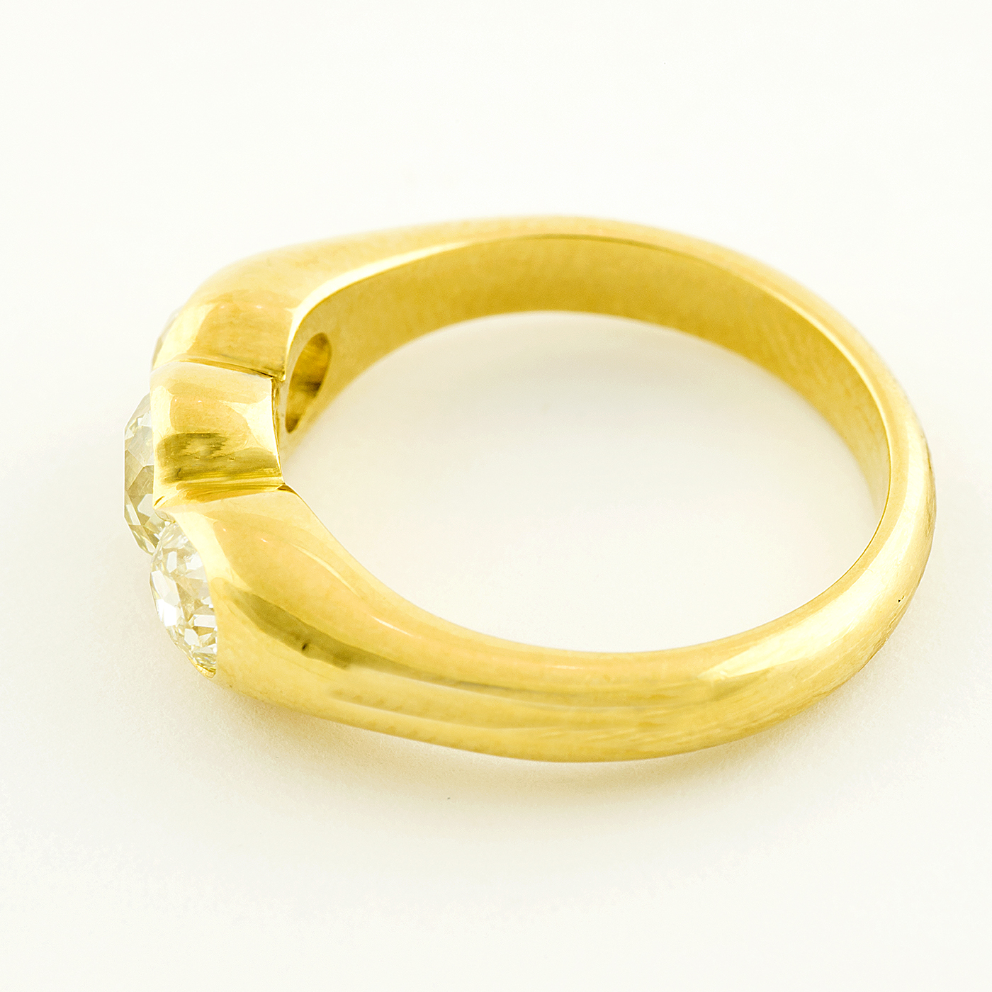 Sortija en Oro de 18k con tres Diamantes Naturales, talla Antigua Europea, de 1,30 ct. total (O-R/VS2-IF-VVS2). Certificado IGE. Sortija en Oro de 18k con tres Diamantes Naturales, talla Antigua Europea, de 1,30 ct. total (O-R/VS2-IF-VVS2). Certificado IGE.