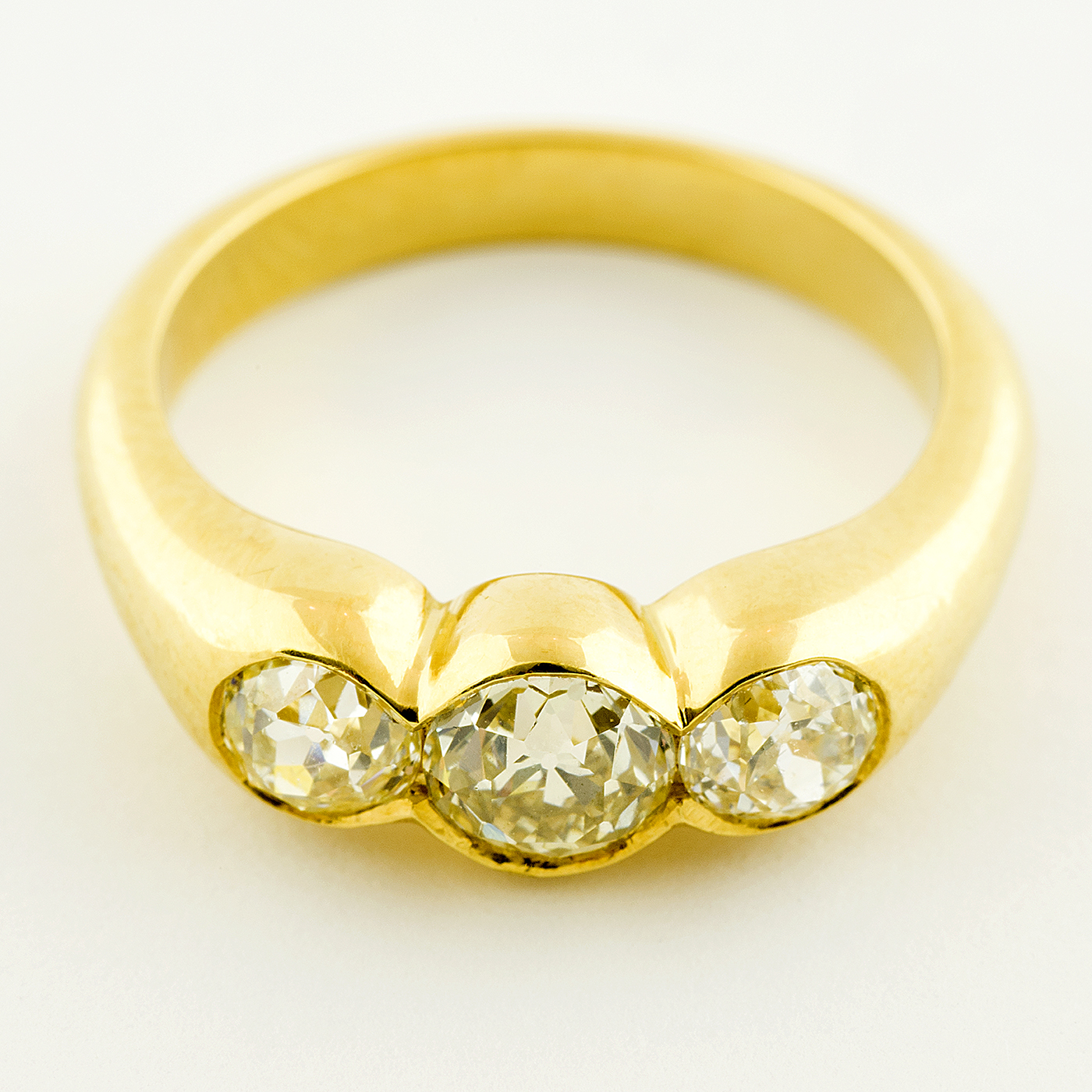 Sortija en Oro de 18k con tres Diamantes Naturales, talla Antigua Europea, de 1,30 ct. total (O-R/VS2-IF-VVS2). Certificado IGE. Sortija en Oro de 18k con tres Diamantes Naturales, talla Antigua Europea, de 1,30 ct. total (O-R/VS2-IF-VVS2). Certificado IGE.