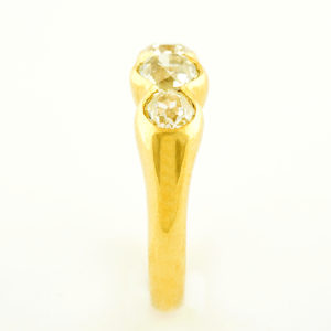 Sortija en Oro de 18k con tres Diamantes Naturales, talla Antigua Europea, de 1,30 ct. total (O-R/VS2-IF-VVS2). Certificado IGE.