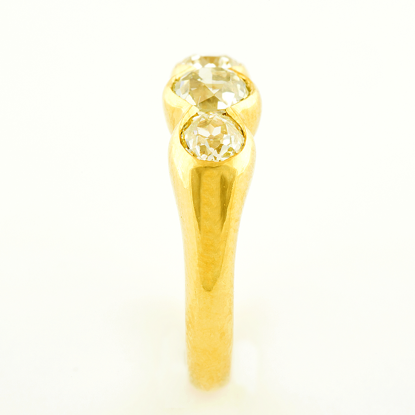 Sortija en Oro de 18k con tres Diamantes Naturales, talla Antigua Europea, de 1,30 ct. total (O-R/VS2-IF-VVS2). Certificado IGE. Sortija en Oro de 18k con tres Diamantes Naturales, talla Antigua Europea, de 1,30 ct. total (O-R/VS2-IF-VVS2). Certificado IGE.