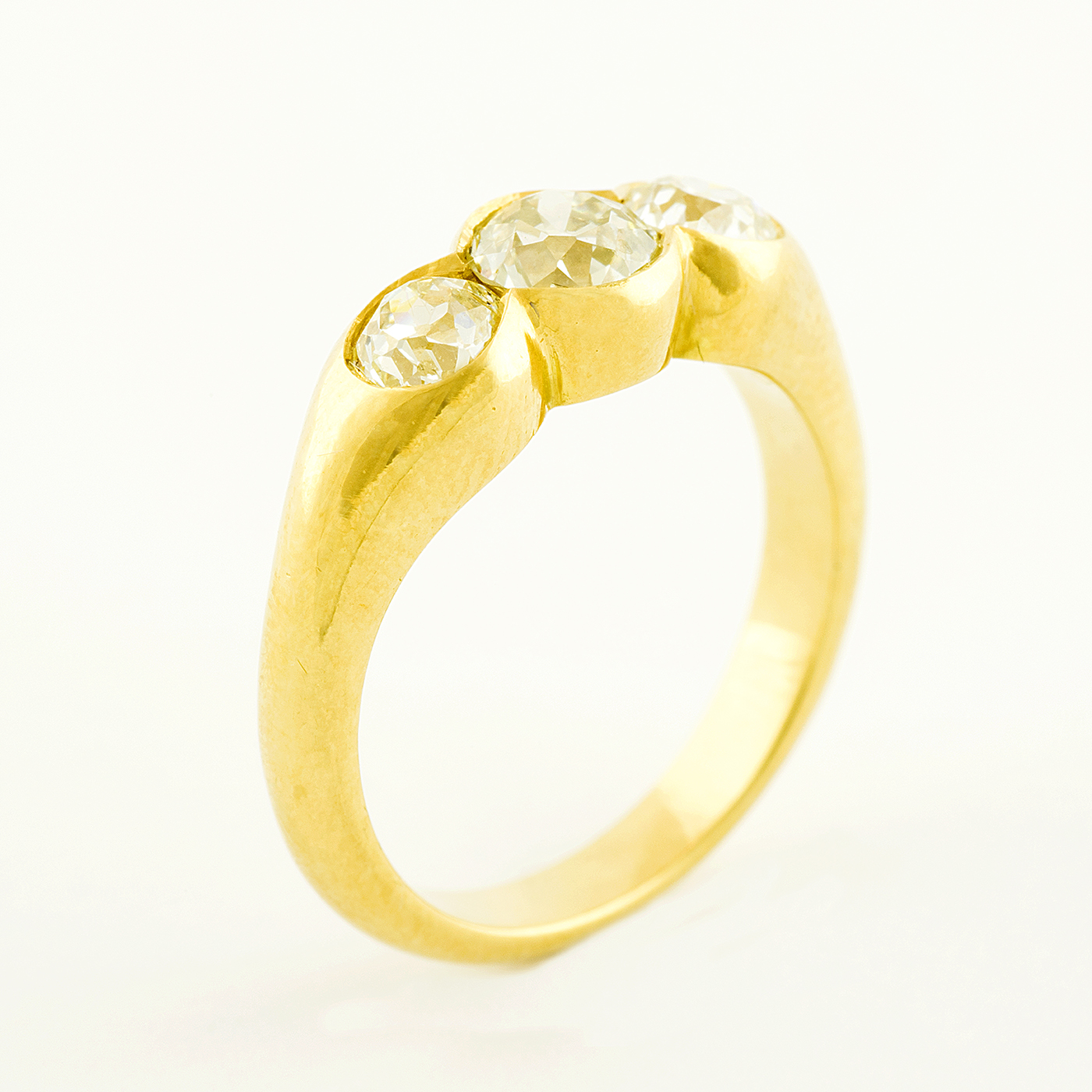 Sortija en Oro de 18k con tres Diamantes Naturales, talla Antigua Europea, de 1,30 ct. total (O-R/VS2-IF-VVS2). Certificado IGE. Sortija en Oro de 18k con tres Diamantes Naturales, talla Antigua Europea, de 1,30 ct. total (O-R/VS2-IF-VVS2). Certificado IGE.