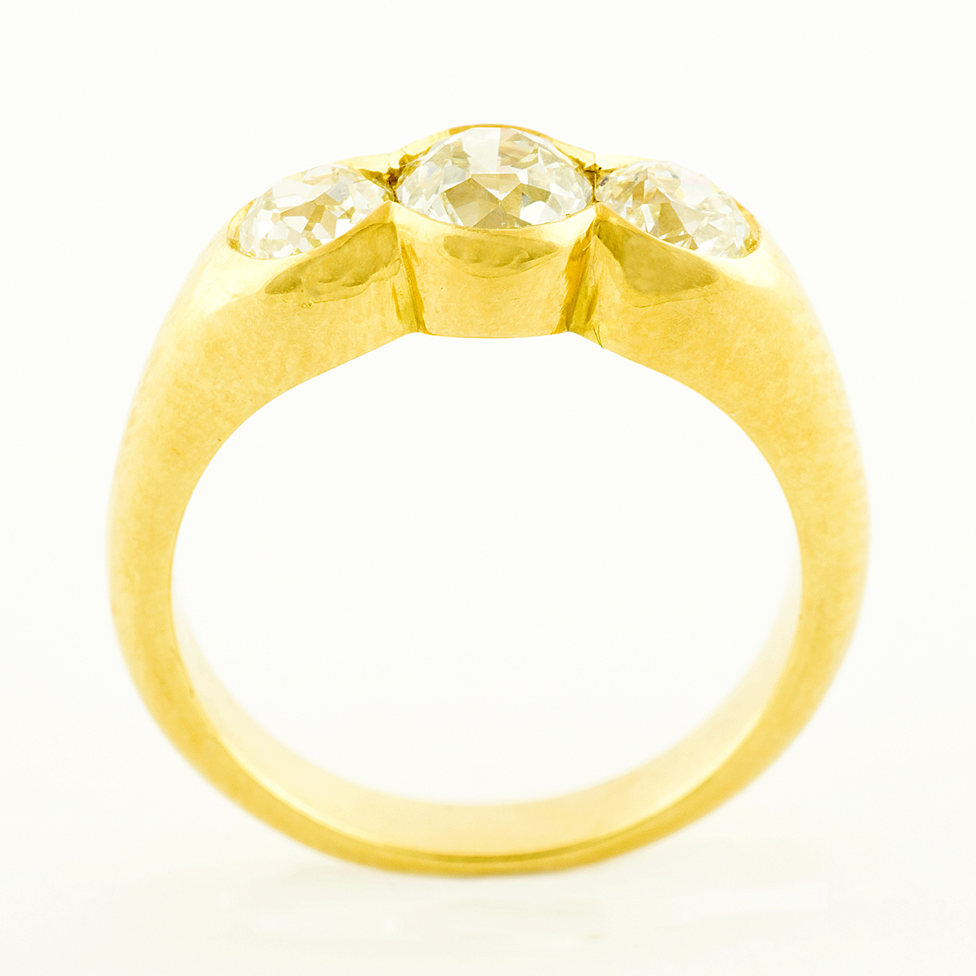 Sortija en Oro de 18k con tres Diamantes Naturales, talla Antigua Europea, de 1,30 ct. total (O-R/VS2-IF-VVS2). Certificado IGE.