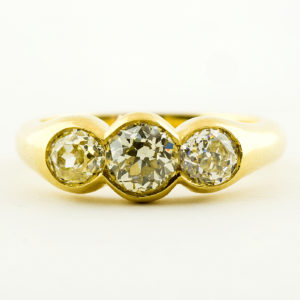 Sortija en Oro de 18k con tres Diamantes Naturales, talla Antigua Europea, de 1,30 ct. total (O-R/VS2-IF-VVS2). Certificado IGE.