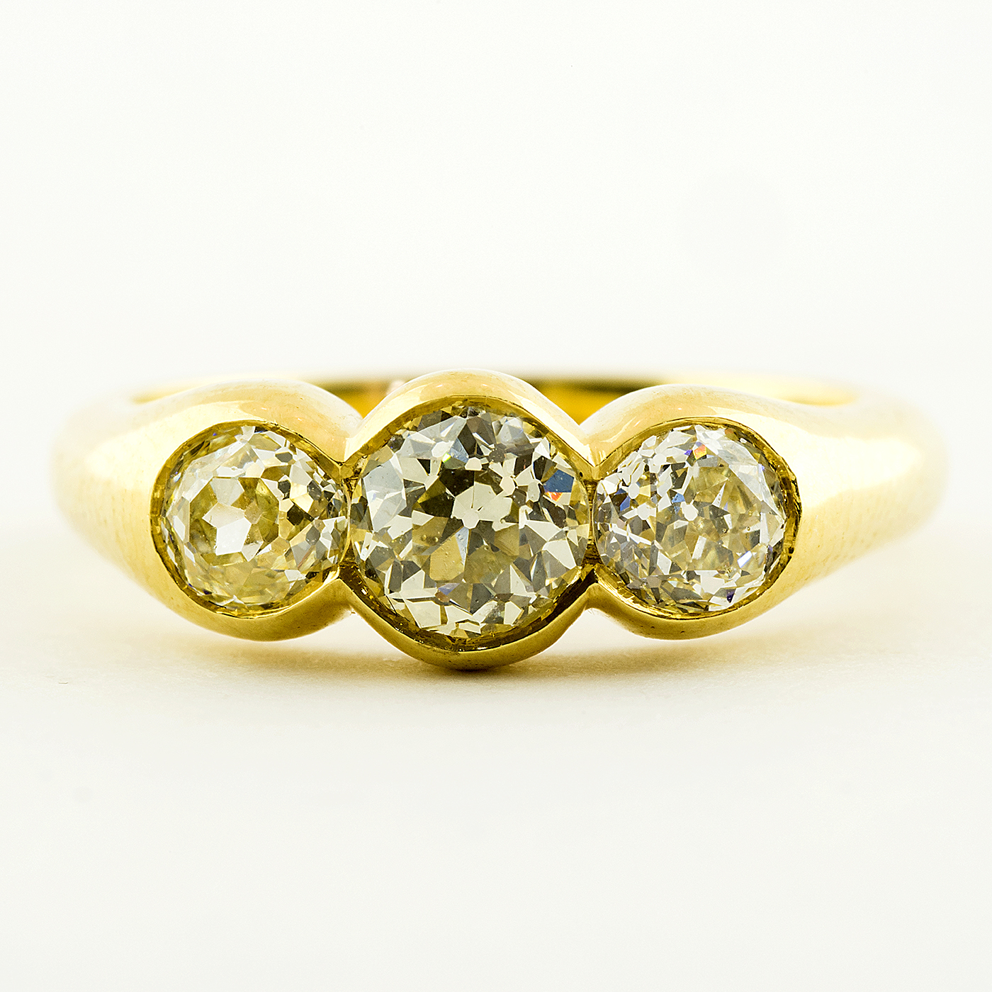 Sortija en Oro de 18k con tres Diamantes Naturales, talla Antigua Europea, de 1,30 ct. total (O-R/VS2-IF-VVS2). Certificado IGE. Sortija en Oro de 18k con tres Diamantes Naturales, talla Antigua Europea, de 1,30 ct. total (O-R/VS2-IF-VVS2). Certificado IGE.