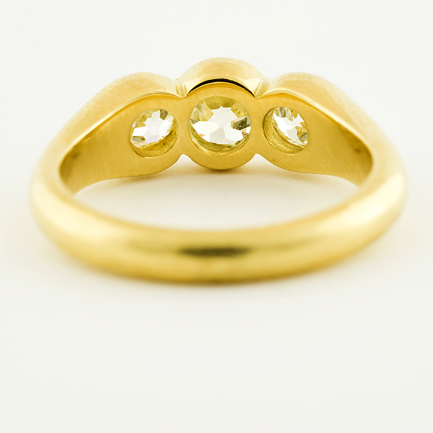 Sortija en Oro de 18k con tres Diamantes Naturales, talla Antigua Europea, de 1,30 ct. total (O-R/VS2-IF-VVS2). Certificado IGE. Sortija en Oro de 18k con tres Diamantes Naturales, talla Antigua Europea, de 1,30 ct. total (O-R/VS2-IF-VVS2). Certificado IGE.