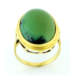 Sortija Oval en Oro de 14k con cabuchón de malaquita. 6,60 gr.