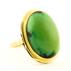Sortija Oval en Oro de 14k con cabuchón de malaquita. 6,60 gr.