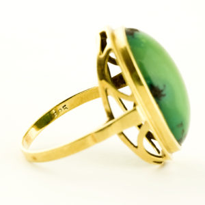 Sortija Oval en Oro de 14k con cabuchón de malaquita. 6,60 gr.