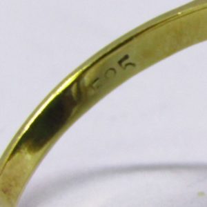 Sortija Oval en Oro de 14k con cabuchón de malaquita. 6,60 gr.